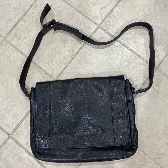 Kenneth Cole • Messenger Bag